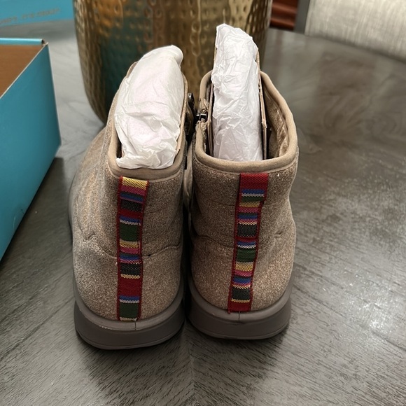 BZees Glacier Bootie (Wide) - Picture 7 of 14